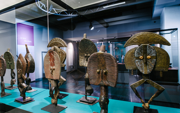 Gardiens de reliquaires de styles konso et mahongwé dans l’exposition Le sens des objets – Regards sur la collection Jacques-Dansereau. Photo : Marc-Antoine Zoueki